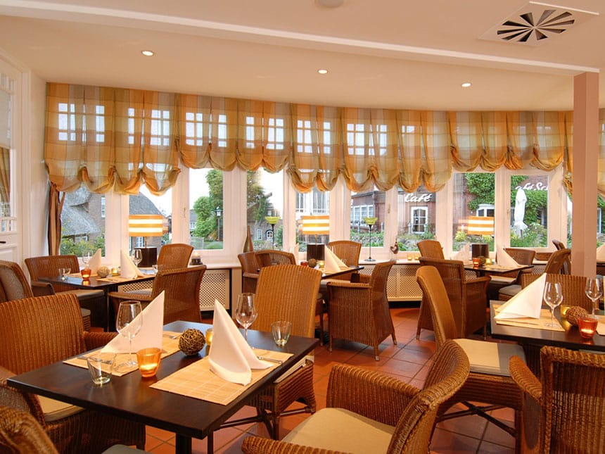 Hotelrestaurant mit verschiedenen eingedeckten Tischgruppen