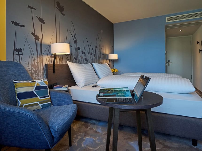 HWest Zimmer Standard mit Doppelbett, Sessel, Leselampen, und Tisch