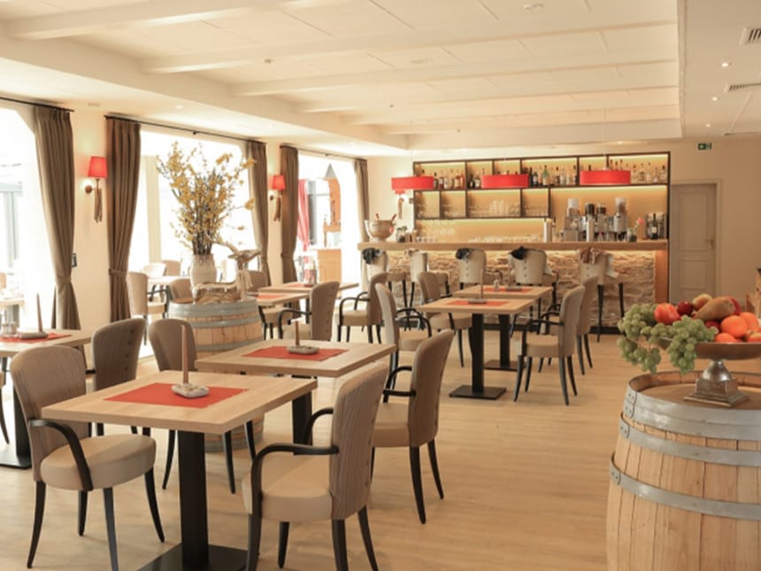modernes Hotel Restaurant mit verschiedenen Tischgruppen aus Holz