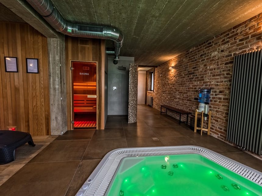 Eingang Sauna mit Whirlpool im Vordergrund