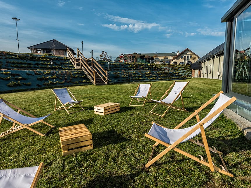 verschieden Sonnenstühle im Hotelgarten