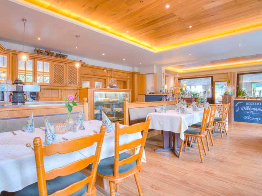 gemütlich rustikales Hotelrestaurant mit festlich gedeckten Tischen