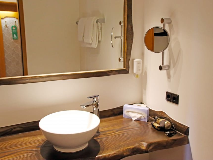 Bad im Standard Zimmer mit Spiegel, Waschtisch und Kosmetikspiegel