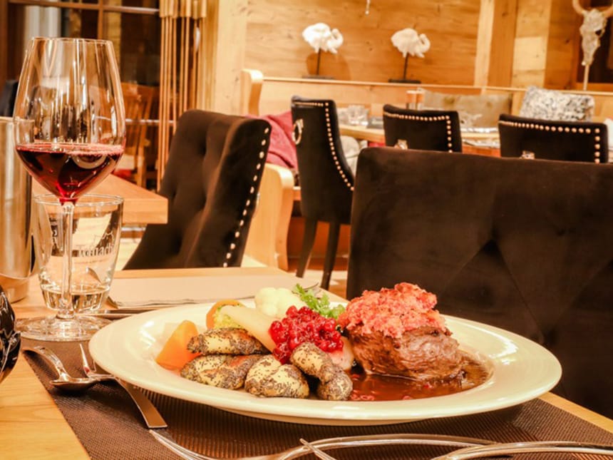 Hotel Restaurant mit Speisenteller, Glas Wein und Wasserglas