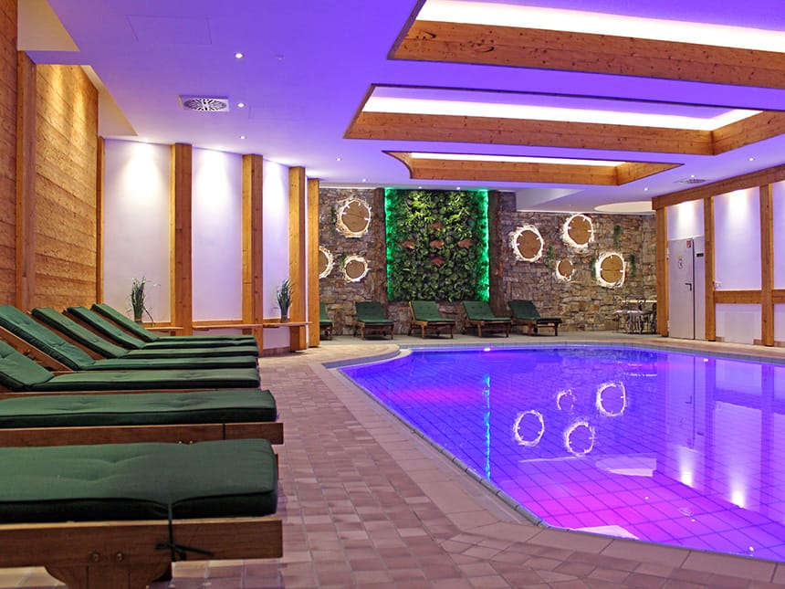 Indoor Pool mit Relaxliegen am Rande