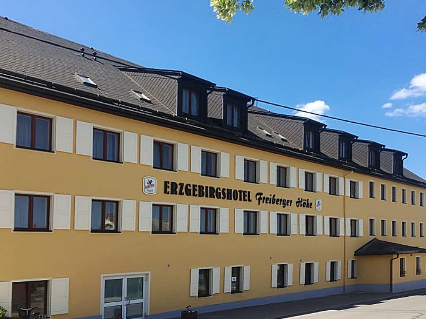 Außenansicht bei blauem Himmel vom Erzgebirgshotel Freiberger Höhe