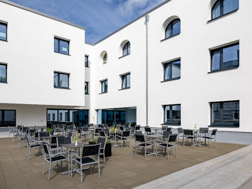 Fruehstuecksterrasse bei Sonnenschein des MK Hotel Passau