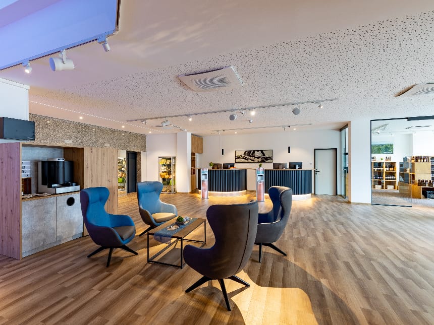 Lobby  mit verschiedenen Loungemöbeln