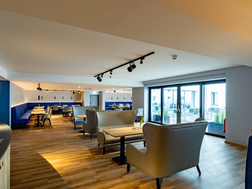 Speisesaal mit verschiedenen Tisch- und Loungegruppen