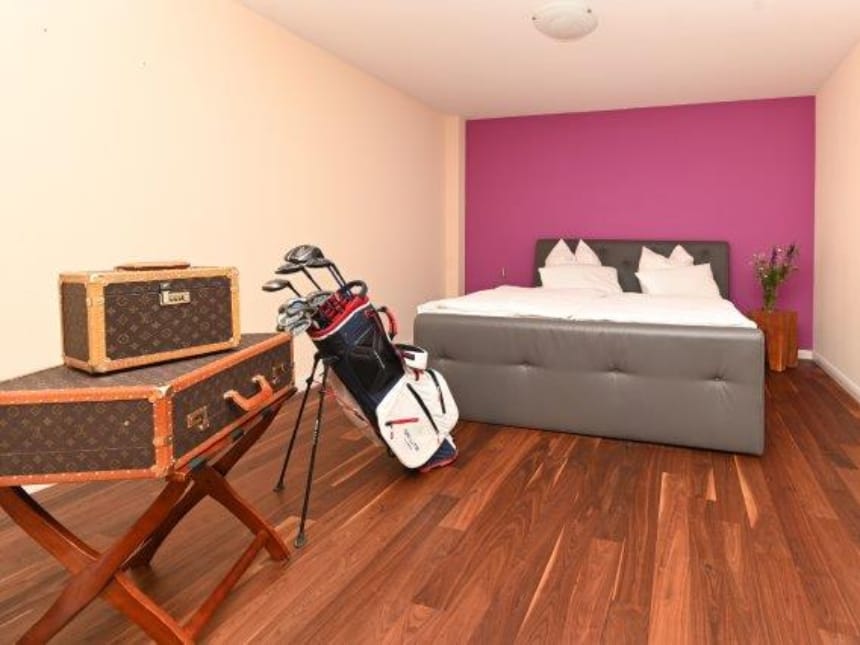 Standard Doppelzimmer mit Doppelzimmer, Koffer und Golfbag