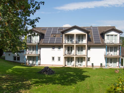 Rückseite des Hotels mit Blick in den Garten