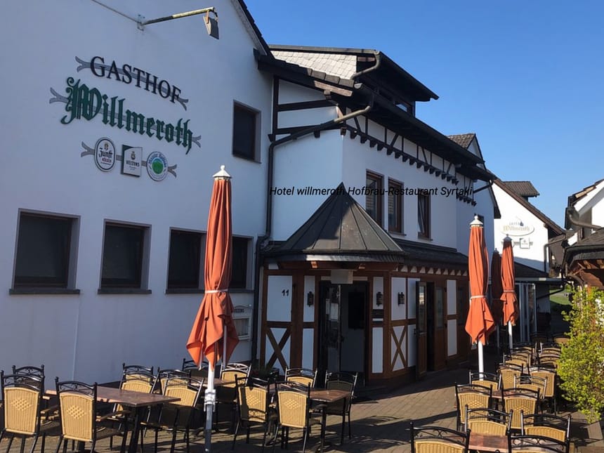 vielzahl an Tischgruppen und Sonnenschirme im Biergarten