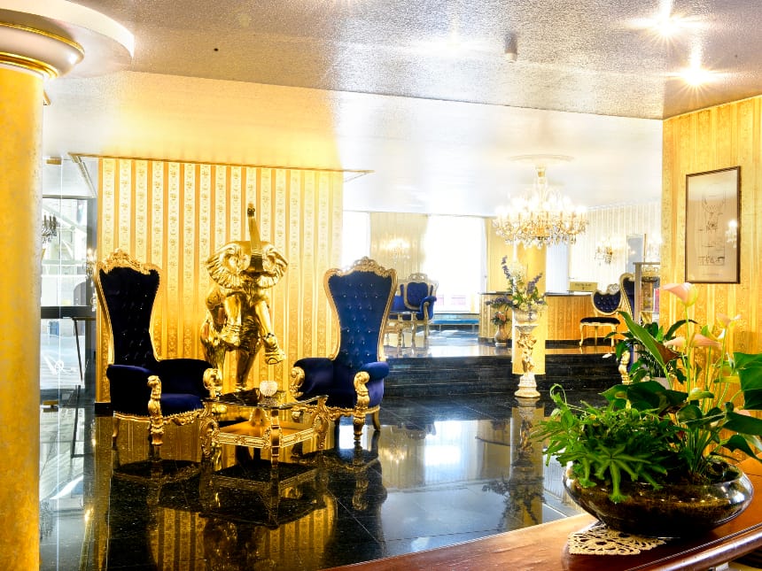 Großes Foyer in gold mit verschiedenen Sitzmöglichkeiten