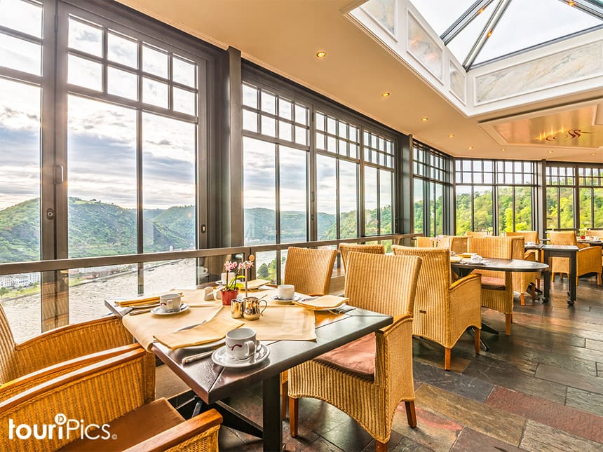 Großes Restaurant mit großer Fensterfront und Blick auf den Rhein